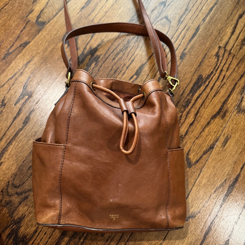 Fossil bucket bag